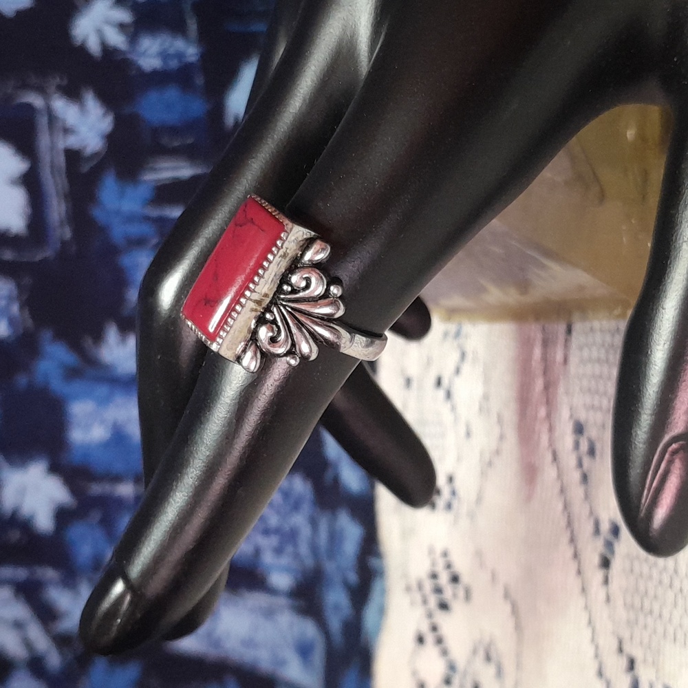 Red Stone Costume Jewelry Filagree Patterned Silver-Tone Ring